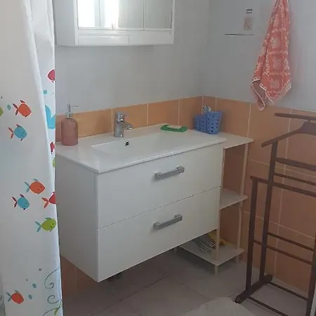 Holiday home Super Spacieux Proche De Toutes Commodites Saint-Just-Sauvage