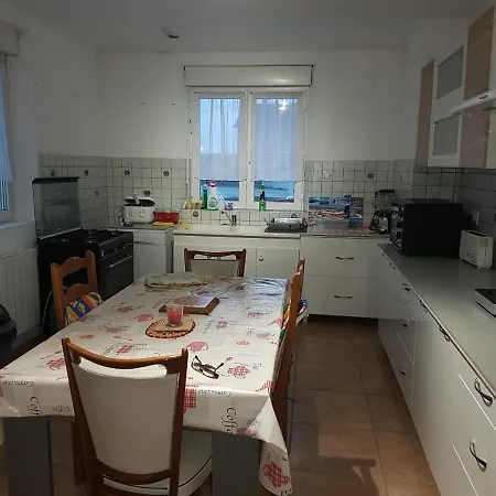 Holiday home Super Spacieux Proche De Toutes Commodites Saint-Just-Sauvage